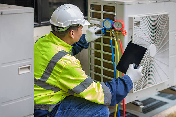 Professional Hvac technician working in Dania, FL